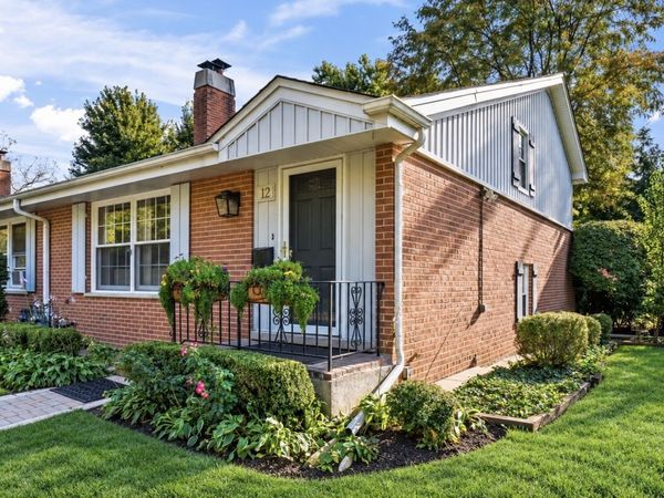 12 Robin Hood Lane, Northfield, IL 60093