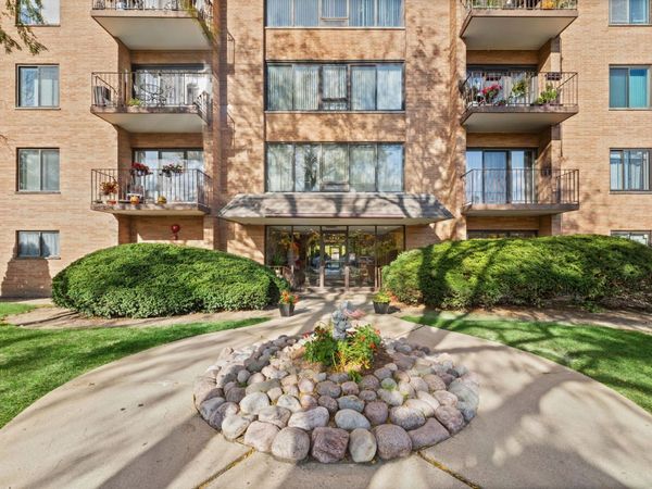 1747 W Crystal Lane , Unit 207, Mount Prospect, IL 60056