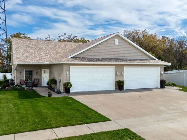 2415 13th Street , Silvis, IL 61282