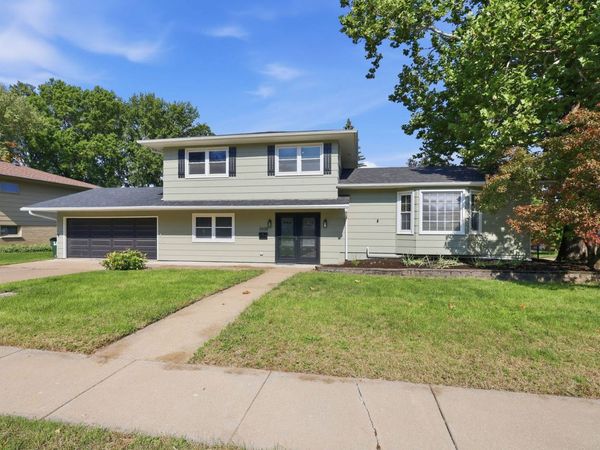2438 E Columbia Avenue , Davenport, IA 52803