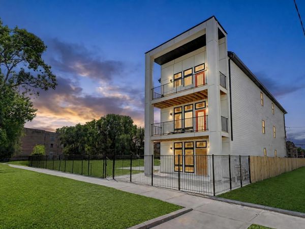 5302 S Prairie Avenue, Chicago, IL 60615