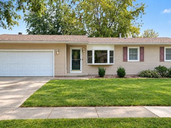 1102 S Center Street , Mahomet, IL 61853