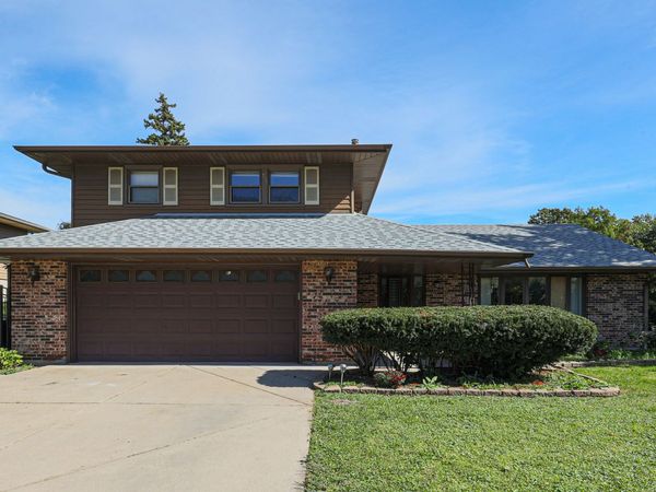 1601 N Rosetree Lane , Mount Prospect, IL 60056