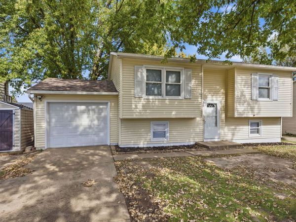 2110 W 58th Street , Davenport, IA 52806