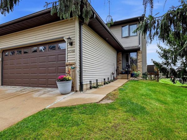 3058 Deerwood Circle, Dubuque, IA 52003