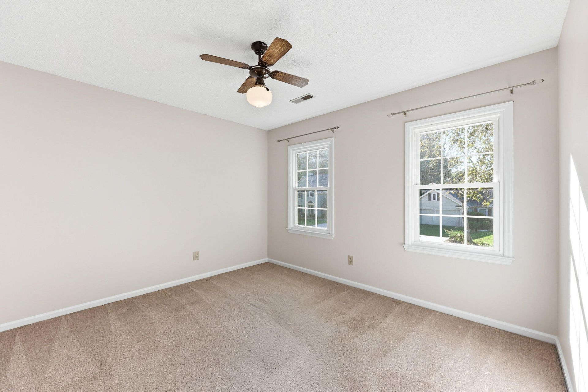 113 Alwyn Boulevard Photo 31