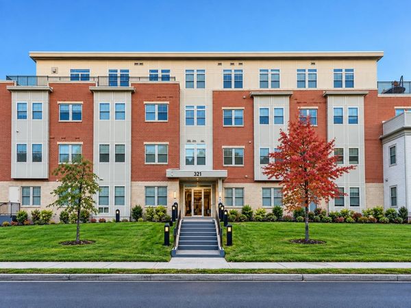 321 Hammond Pond Pkwy, Unit 103, Brookline, MA 02467
