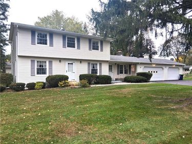 9 Hallmark Road , Rochester, NY 14625