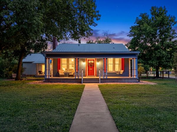 966 Bismark, Seguin, TX 78155