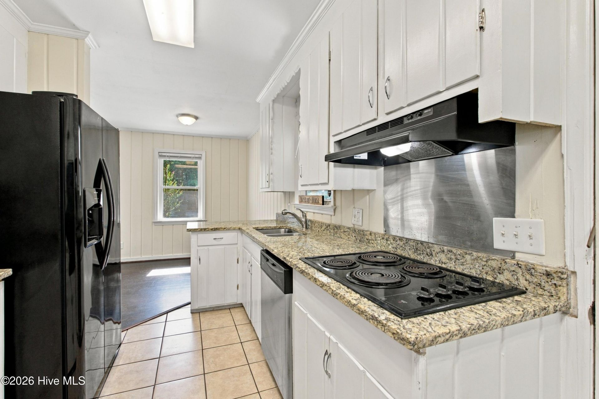 825 Greenlawn Drive  Photo 4