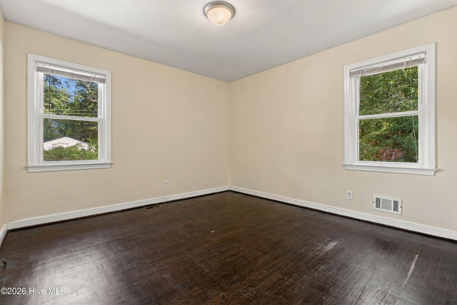 825 Greenlawn Drive  Photo 8