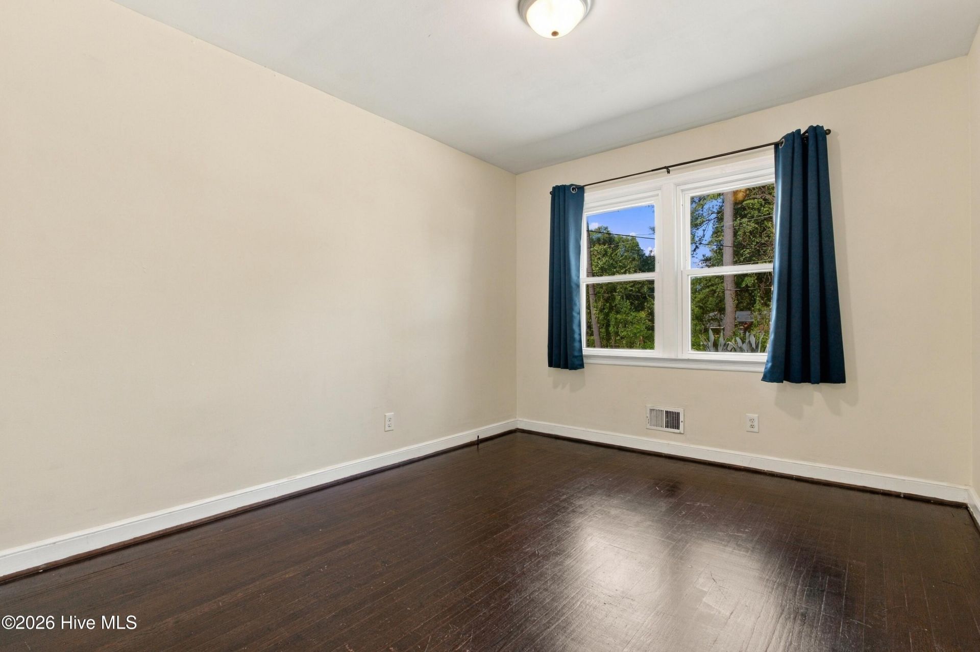 825 Greenlawn Drive  Photo 9