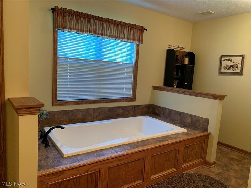 2379 Deer Creek Circle, Orrville, OH 44667 Photo 14
