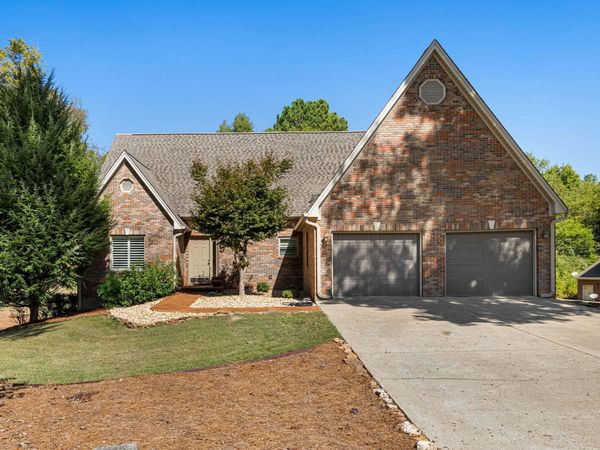 7601 Meadow Dr, Florence, AL 35634