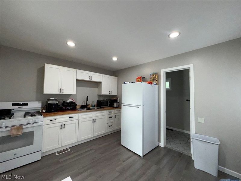 18710 Neff Road, Cleveland, OH 44119 Photo 22