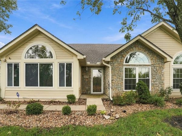 6122 NE KENSINGTON Drive, Lee's Summit, MO 64064