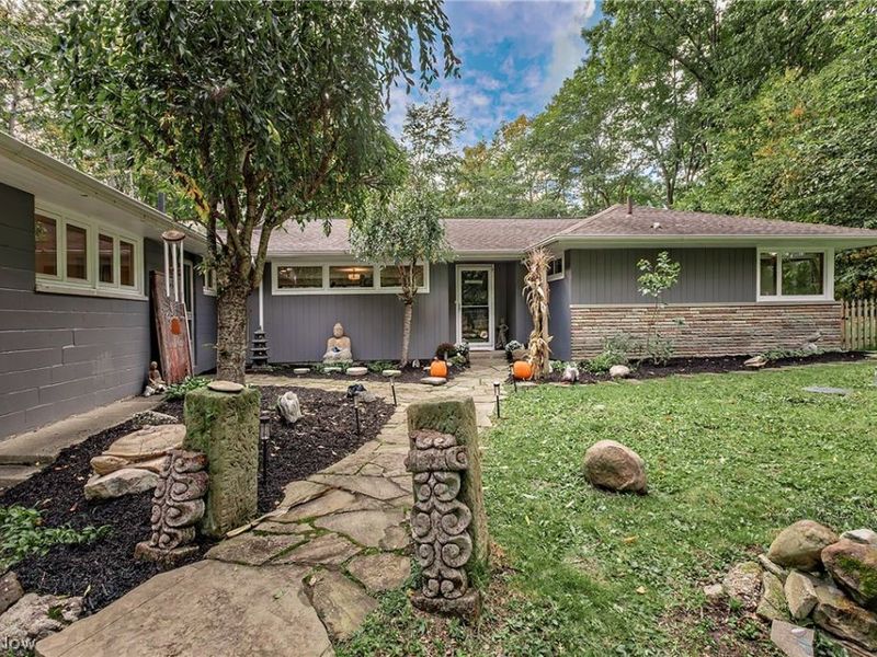 8165 Chagrin Mills Road, Chagrin Falls, OH 44022 Photo 3