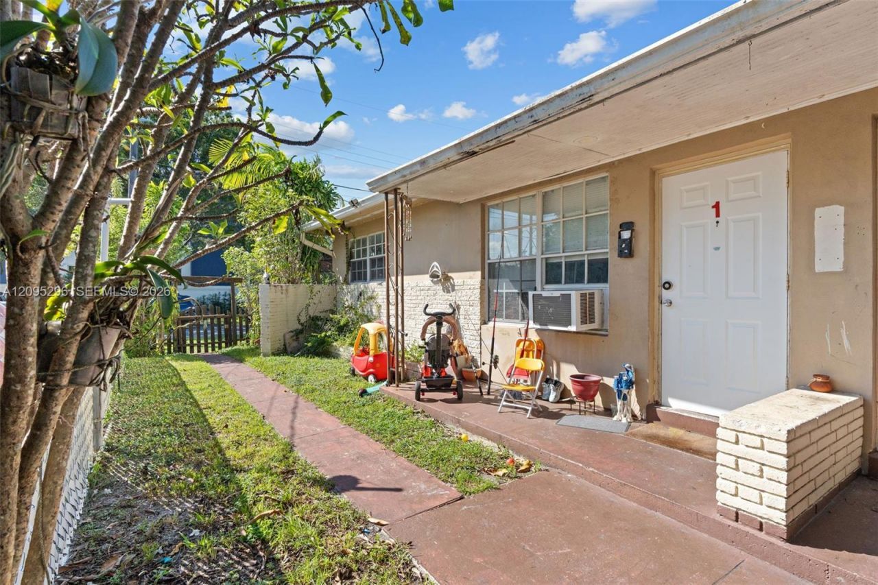 1001 SW 4th Ter , Hallandale Beach, FL 33009 Photo