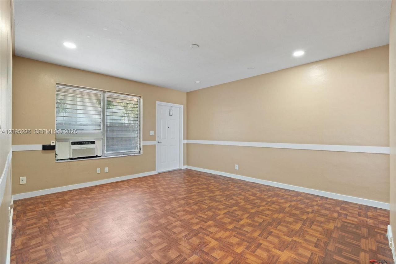 1001 SW 4th Ter , Hallandale Beach, FL 33009 Photo
