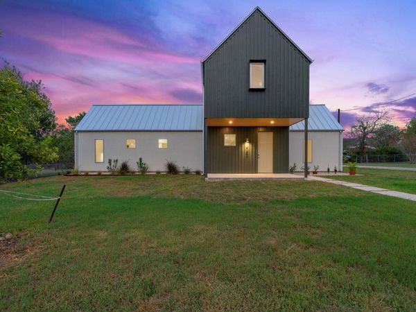 420 S Brazos ST, Lockhart, TX 78644