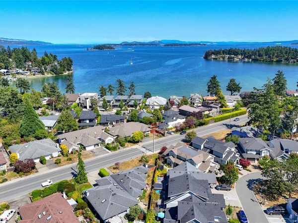 10372 Resthaven Dr, Sidney, BC V8L 3H3