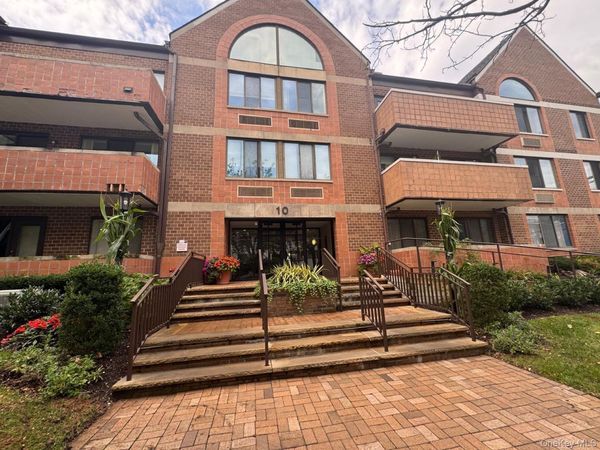 10 Canterbury Road, Unit 1B, Great Neck, NY 11021