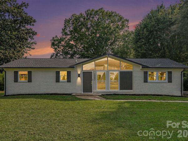 1902 19th Avenue NE, Hickory, NC 28601