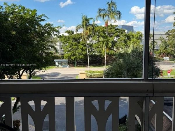 800 NE 195th St , Unit 311, Miami, FL 33179