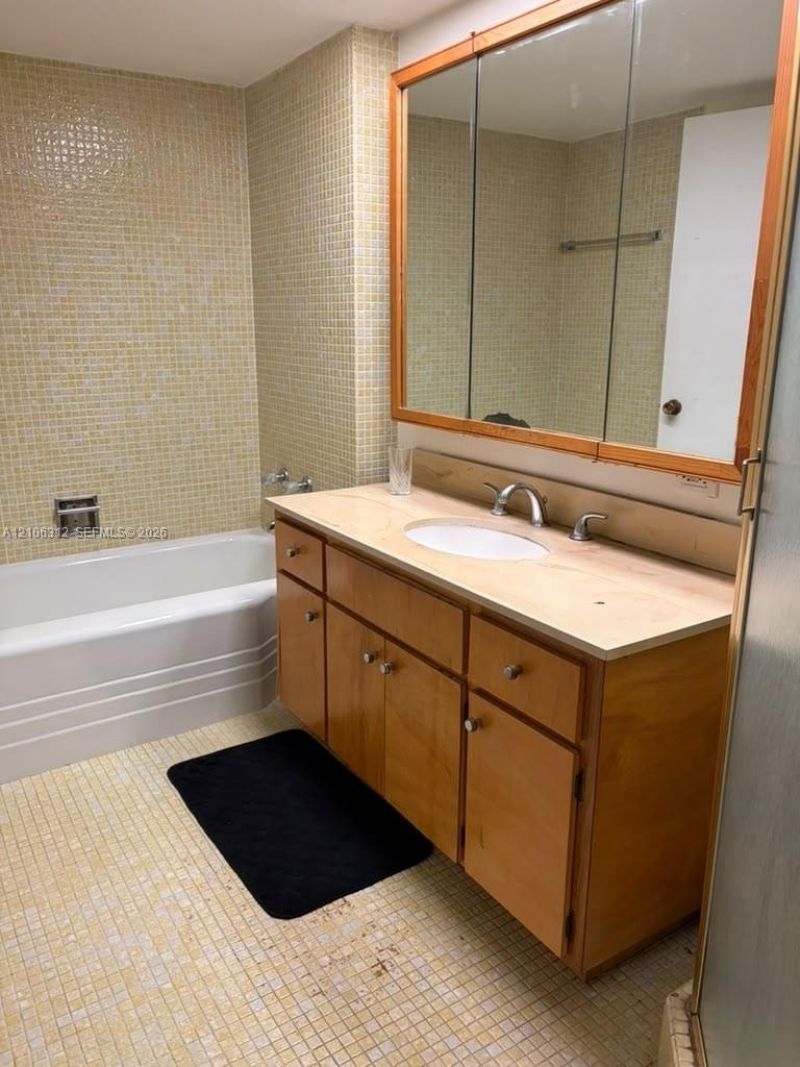 800 NE 195th St , Unit 311, Miami, FL 33179 Photo