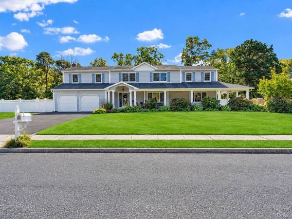 12 Brooktree Court , Bohemia, NY 11716