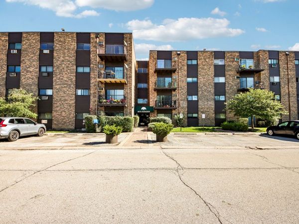 8970 N Parkside Avenue, Unit 304, Des Plaines, IL 60016