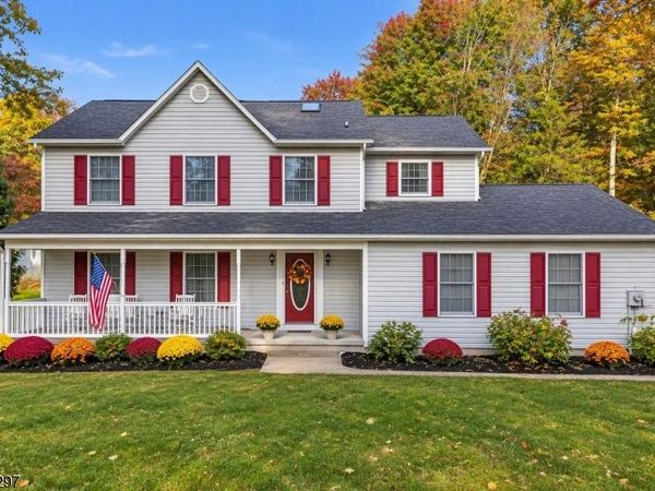 41 Woodside Dr, Lebanon, NJ 08826
