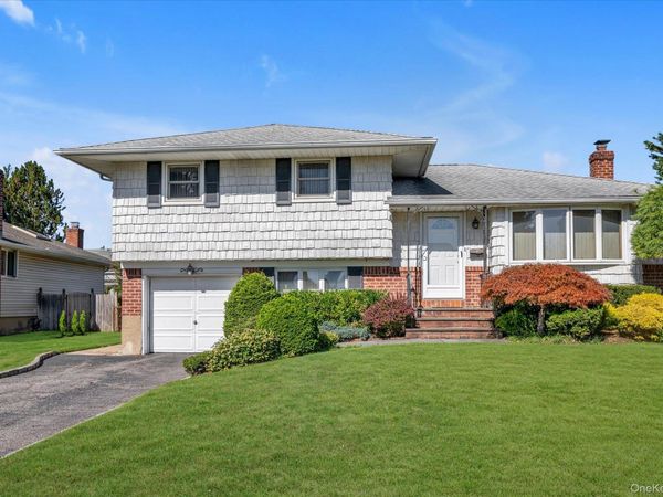 5 Lane Avenue, Plainview, NY 11803