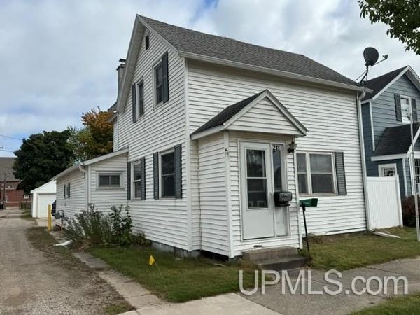 211 S 9th Street, Gladstone, MI 49837