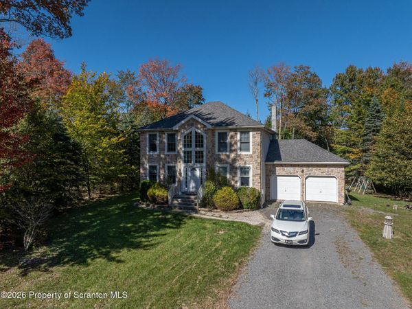 8 Bass Court , Gouldsboro, PA 18424