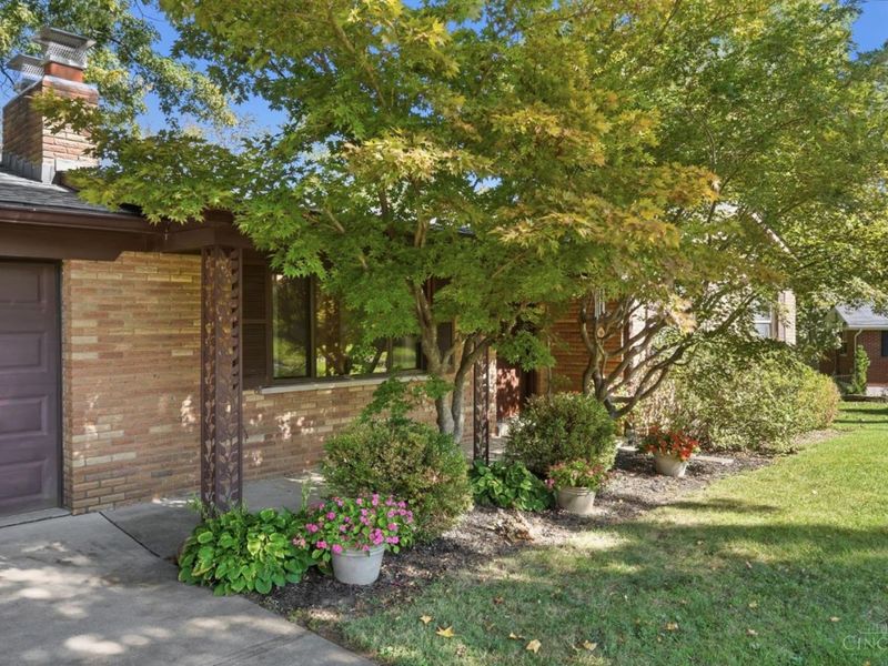 6996 Gary Lee Drive, West Chester, OH 45069 Photo 2