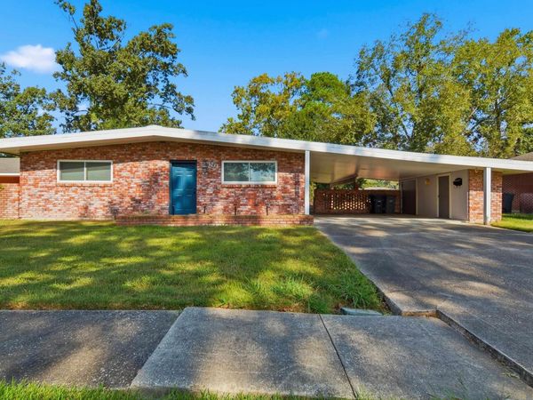 8243 Queenswood Ct, Baton Rouge, LA 70806