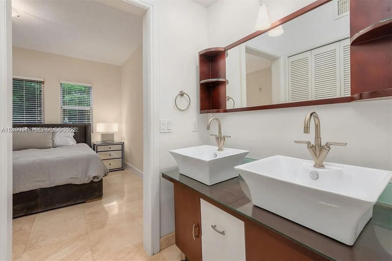 1040 10th St , Unit 402, Miami Beach, FL 33139 Photo