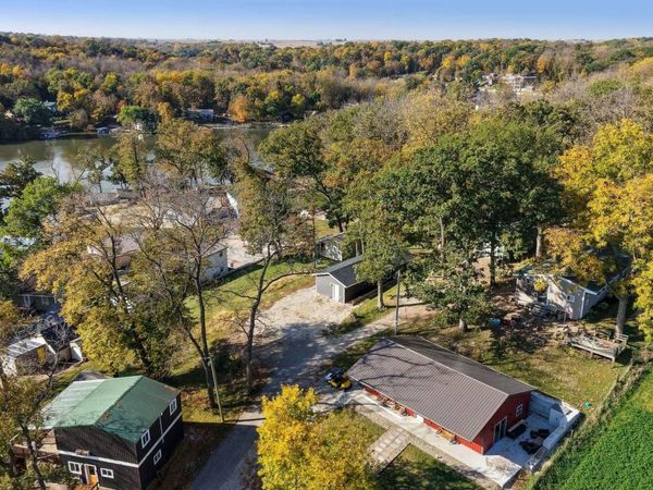21686 257 Street, Delhi, IA 52223