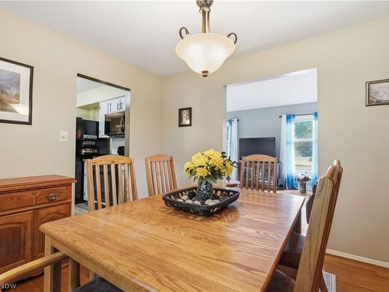 6124 Sherwood Drive, North Olmsted, OH 44070 Photo 7