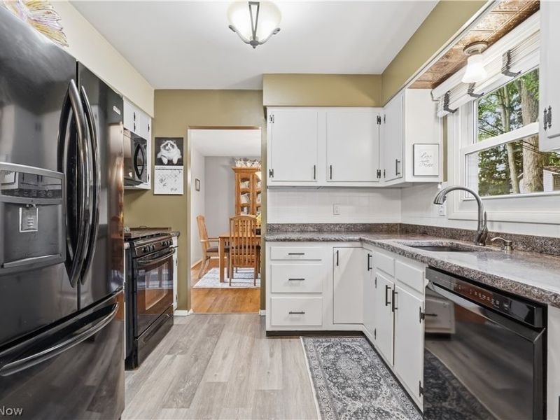 6124 Sherwood Drive, North Olmsted, OH 44070 Photo 8