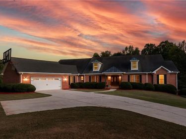 221 Valley Way , Hampton, GA 30228
