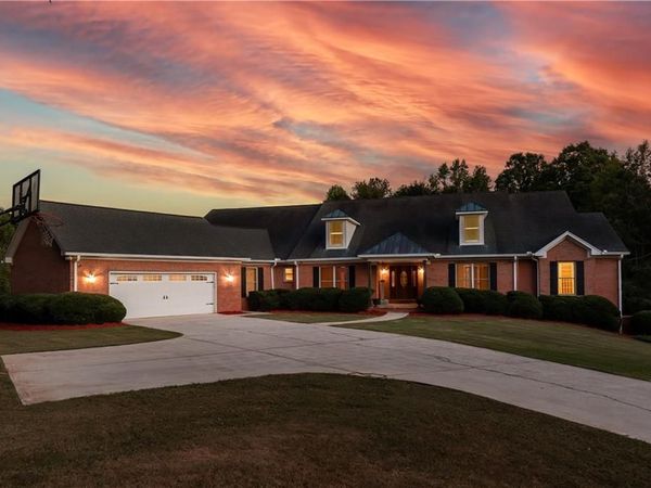 221 Valley Way , Hampton, GA 30228