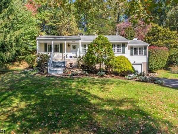 8 Prescott Cir, Clinton, NJ 08833