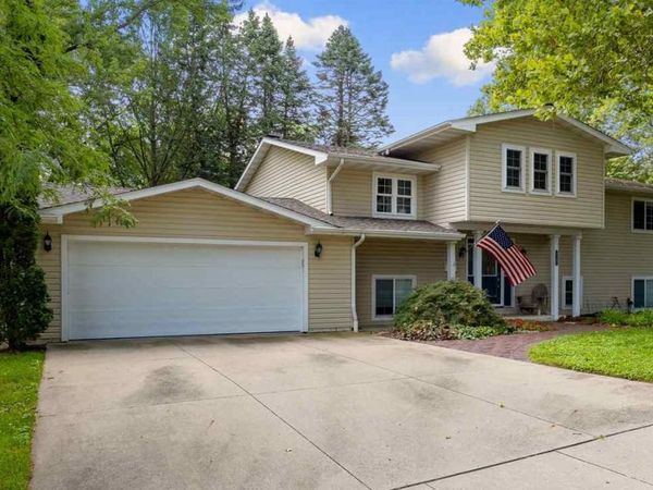 3105 Maplewood Ln, Iowa City, IA 52245