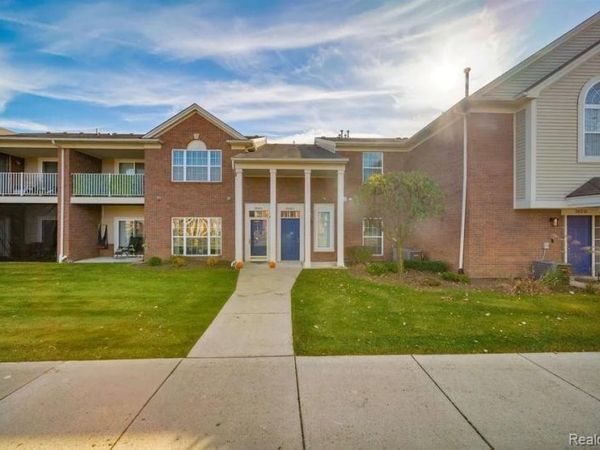 28208 S Pointe Lane, Chesterfield Township, Mi 48051