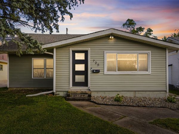 725 27th Street , Des Moines, IA 50312