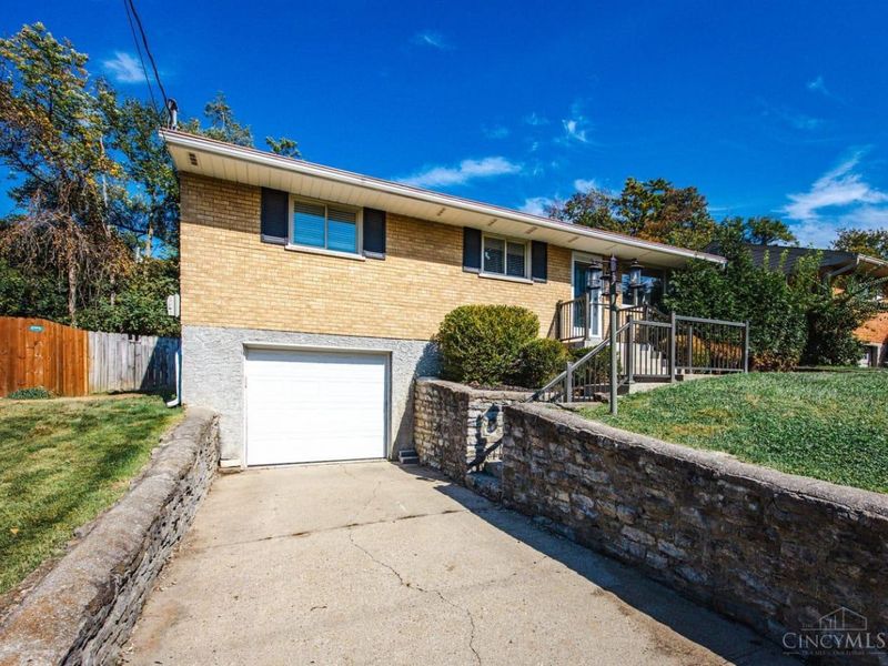 2585 Honeyhill Court, Reading, OH 45236 Photo 2