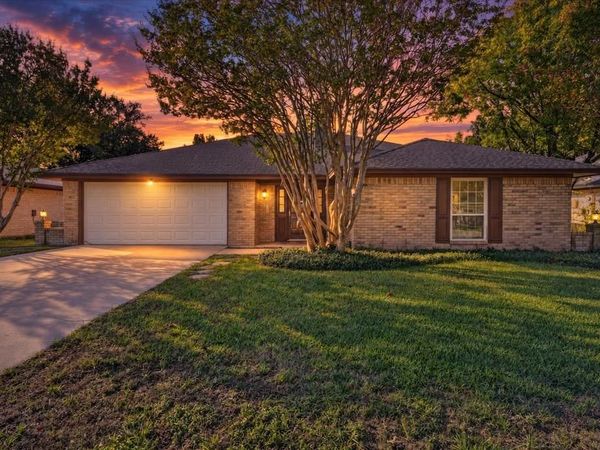 201 Oakhaven Drive, Grand Prairie, TX 75050