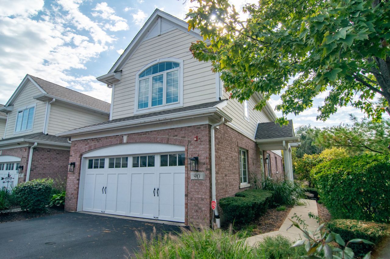 90 Waters Edge Court, Glen Ellyn, IL 60137 Main Photo